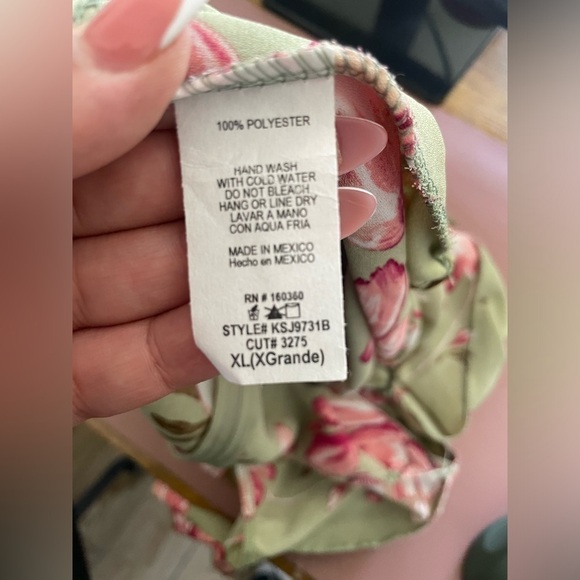 • Floral Romper

• Ruffle Detail
• Hidden Back Zipper
• 100% Polvester - Picture 14 of 14